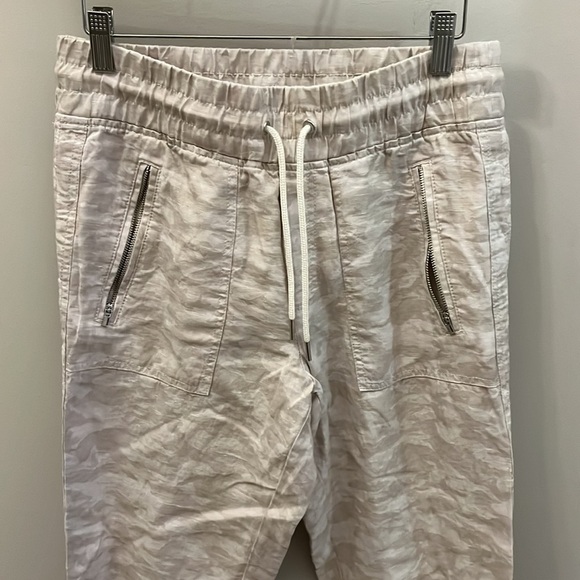Athleta Cabo Tide Linen Joggers Neutral Camo Pants Size 2 Elastic Waist - Picture 2 of 11